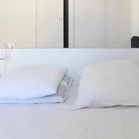 Apartman Spacious Cocoon With A Terrace View On The Canal Párizs