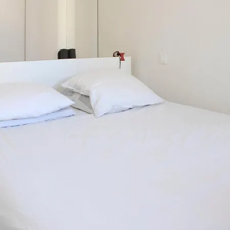 Spacious Cocoon With A Terrace View On The Canal