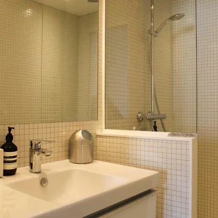 Spacious Cocoon With A Terrace View On The Canal Párizs