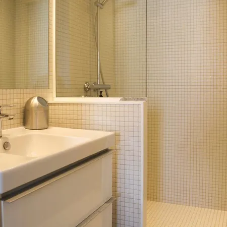 Spacious Cocoon With A Terrace View On The Canal