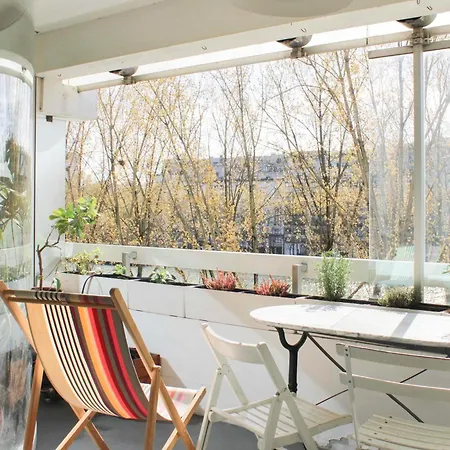 Spacious Cocoon With A Terrace View On The Canal