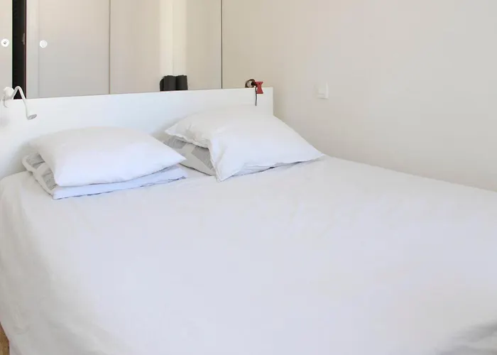 Spacious Cocoon With A Terrace View On The Canal
