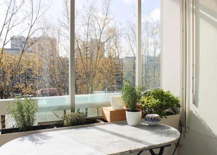 Spacious Cocoon With A Terrace View On The Canal