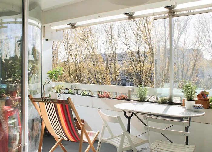 Spacious Cocoon With A Terrace View On The Canal